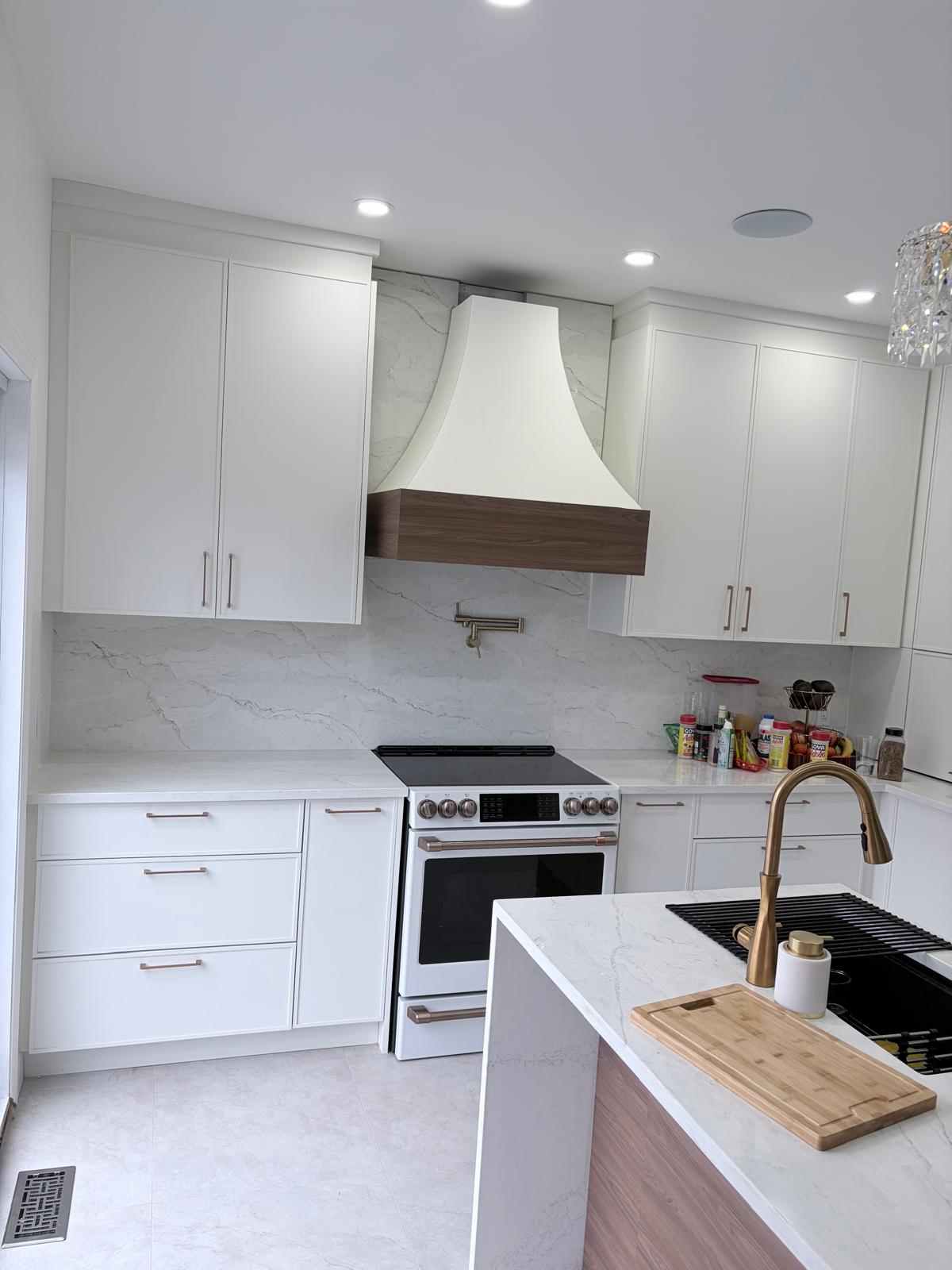 Cuisine blanche sur mesure avec hotte artisanale — Ébénisterie Pierre Arsenault Inc.