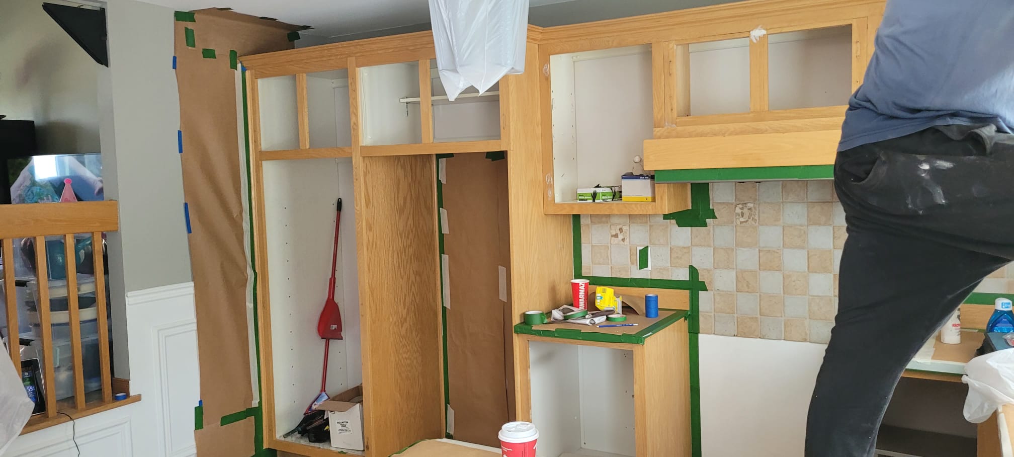 Pose des armoires de cuisine en cours — structure installée, finition à venir
