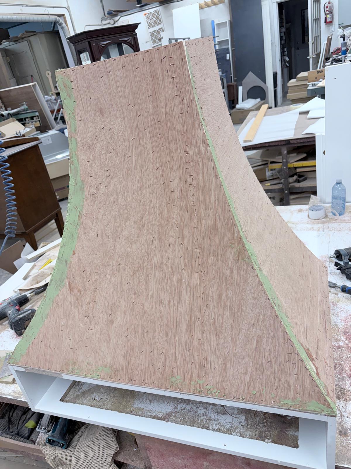 Fabrication d'une hotte sur mesure dans l'atelier — Ébénisterie Pierre Arsenault Inc.