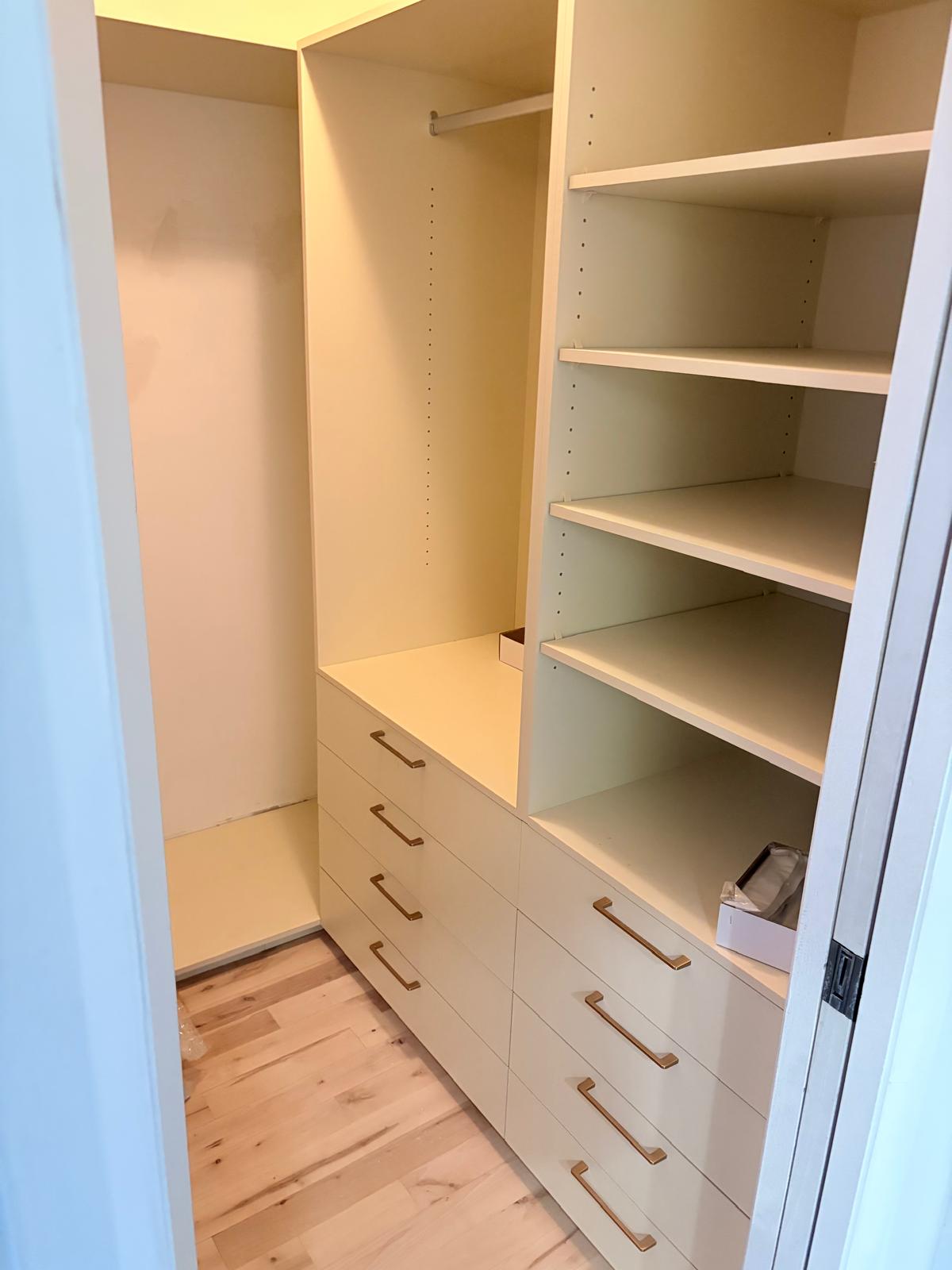 Dressing sur mesure avec tiroirs et tablettes — Ébénisterie Pierre Arsenault Inc.