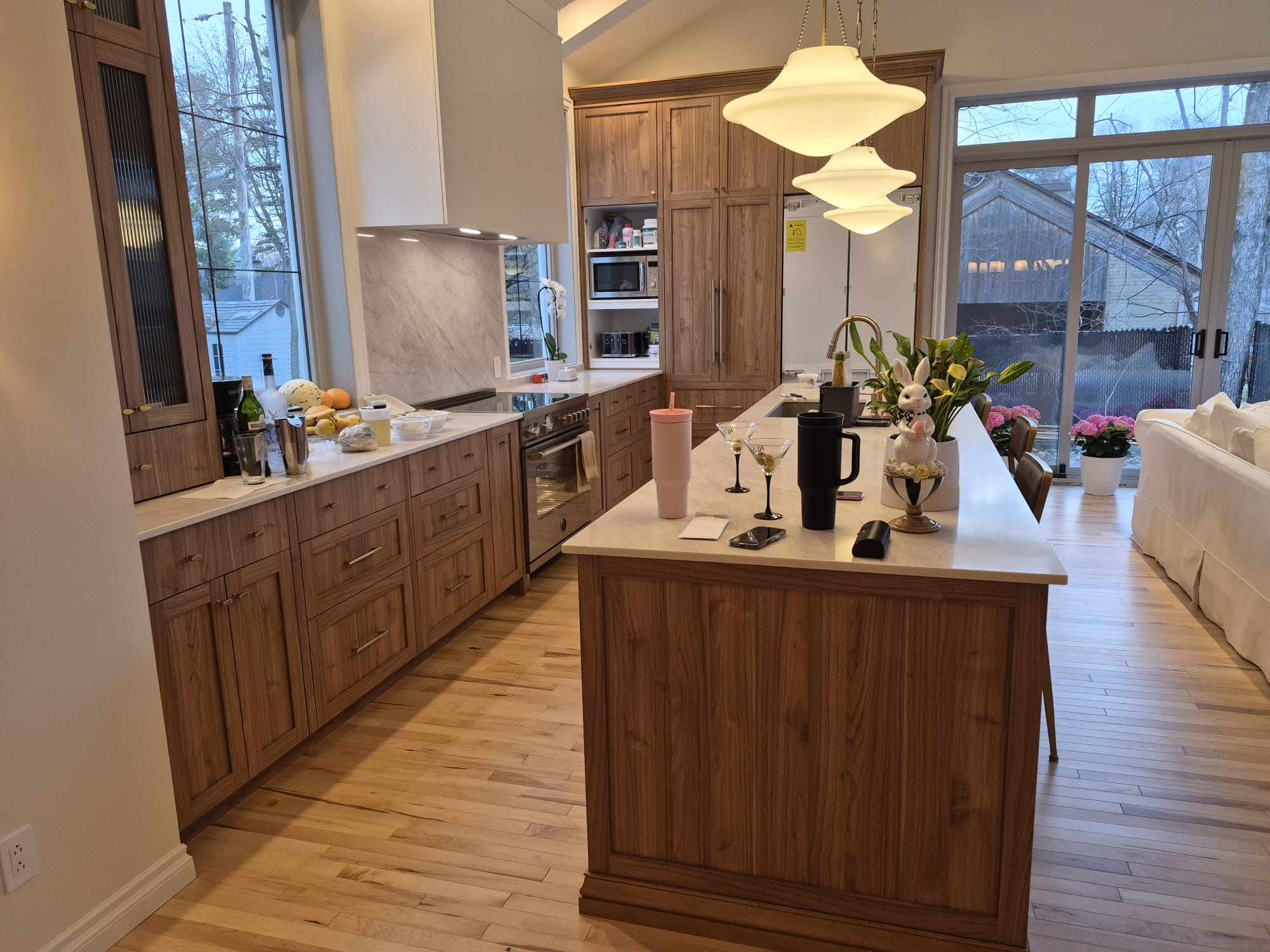Cuisine sur mesure en noyer — Ébénisterie Pierre Arsenault Inc., Mascouche